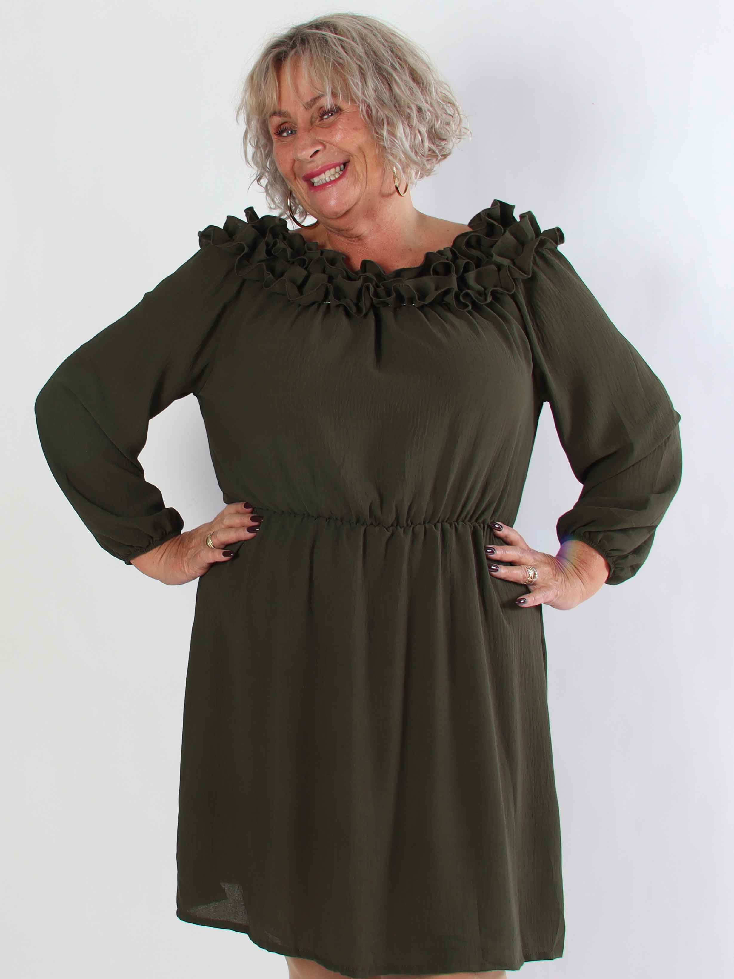 Chili Fitted Dress - Plus size kjole med flæsekant og elastik i taljen